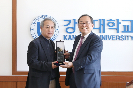 NSP통신-윤신일 강남대학교 총장(오른쪽)이 홍순석 교수에게 감사패를 전달하고 있다. (강남대학교)