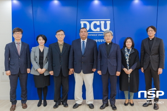 NSP통신-23일 대구가톨릭대를 방문한 에드가르도 호세 꾸아레스마 가르시아 주한 니카라과 대사(가운데)와 김정우 총장(오른쪽 세 번째), 중남미학부 교수, 국제처장, 중남미센터장이 기념촬영을 하고 있다. (대구가톨릭대)