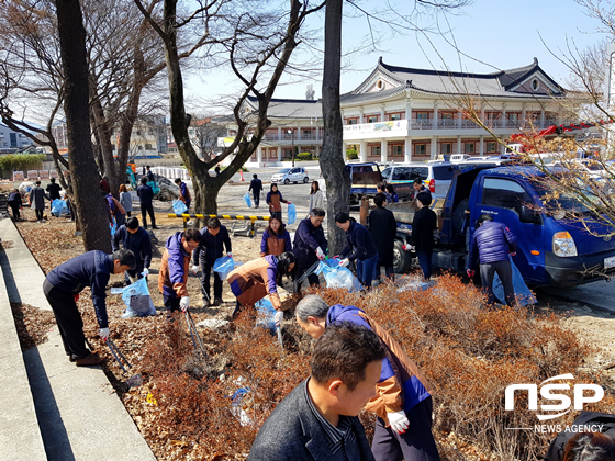 NSP통신-경주시가 지난 23일 전 직원과 각 기관단체 합동으로 대대적인 봄 맞이 환경 정비사업을 실시하고 있다. (경주시)