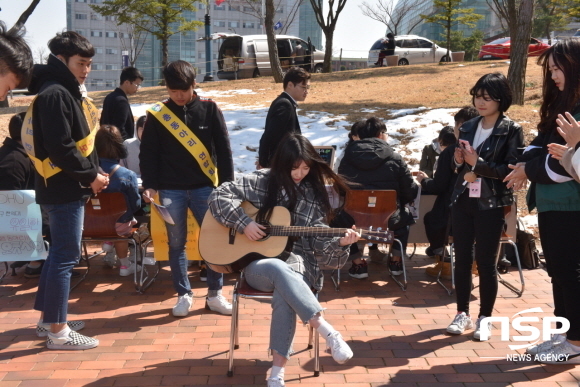 NSP통신-음악동아리 회원이 기타를 치면서 동아리 홍보를 하고 있다. (대구한의대학교)