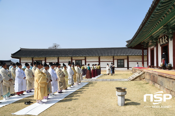 NSP통신-경주향교가 춘계 석전대제을 26일 향교 내 대성전에서 유림 인사 등 200여 명이 참석한 가운데 봉행하고 있다. (경주시)