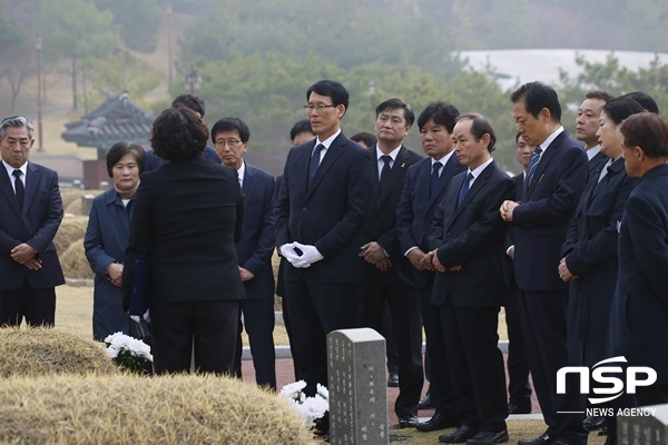 NSP통신-오인성 전남교육감 일행이 26일 예비후보 등록 후 첫 공식 일정으로 26일 오전 광주시 북구 망월동 국립 5·18 민주묘지를 참배하고 있다. (오인성 전남교육감 예비후보)