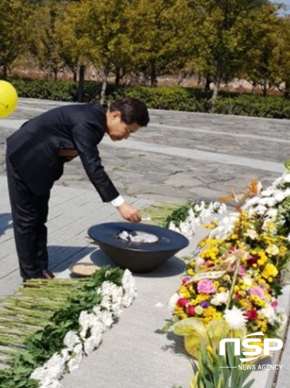 NSP통신-장석웅 전남도교육감 예비후보가 지난 25일 경남 김해 봉하마을을 찾아 고(故) 노무현 전 대통령 묘역을 참배하고 있다. (장석웅 전남도교육감 예비후보.)