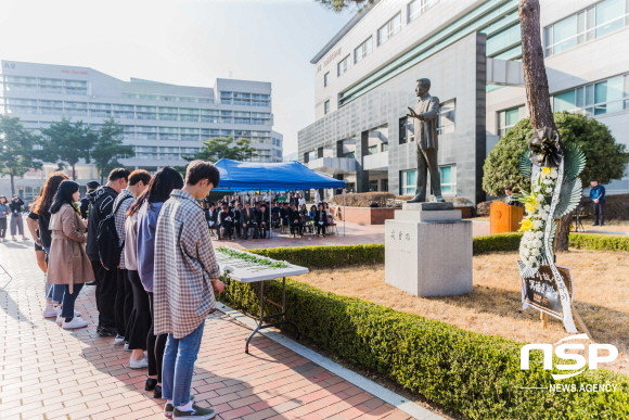 NSP통신-26일 대구가톨릭대에서 열린 안중근 의사 순국 108주기 추모식에서 학생들이 안 의사 동상에 묵념을 하고 있다. (대구가톨릭대)