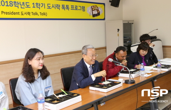 NSP통신-총장과 학생들이 토론하며 즐거운 시간을 보내고 있다. (계명문화대학교)