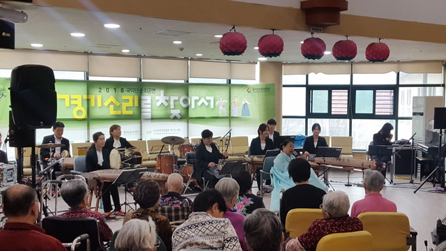 NSP통신-경기도립국악단 관계자들이 2018 경기소리를 찾아서 순회공연을 진행하고 있다. (경기도문화의전당)