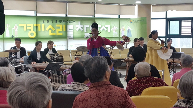 NSP통신-경기도립국악단 관계자들이 2018 경기소리를 찾아서 순회공연을 진행하고 있다. (경기도문화의전당)