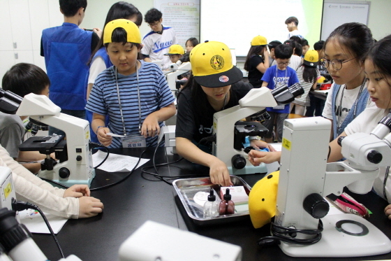 NSP통신-가천대학교 과학영재교육원 브릿지전형 학생들이 여름과학캠프 수업을 듣고 있다. (가천대학교)