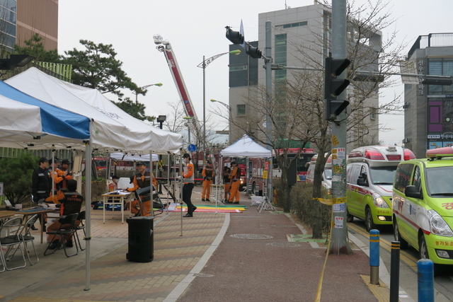 NSP통신-29일 소하동 이마트에서 광명소방서 긴급구조통제단 관계자들이 소방차를 활용한 불시가동훈련을 실시하고 있다. (광명소방서)