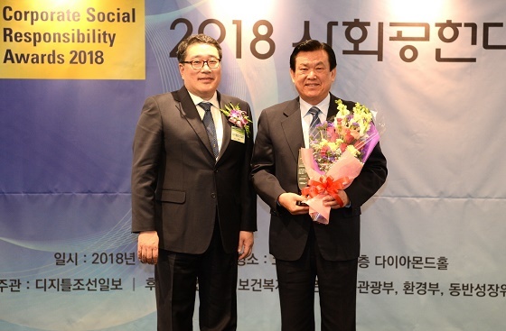 NSP통신-▲공주시가 제7회 사회공헌대상 시상식에서 소외계층지원 부문 대상을 수상했다. (공주시)