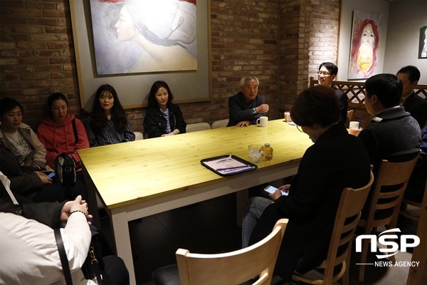 NSP통신-오인성 전남교육감 예비후보가 29일 강진 덕수학교를 찾아 교직원 등과 대화를 하고 있다. (오인성 전남교육감 예비후보)