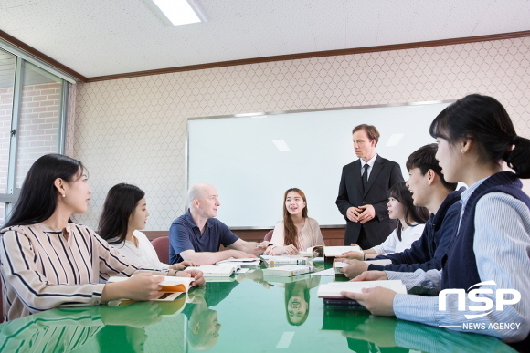 NSP통신-원어민 교수와 경일대 학생들의 프리토킹 수업 장면. (경일대학교)