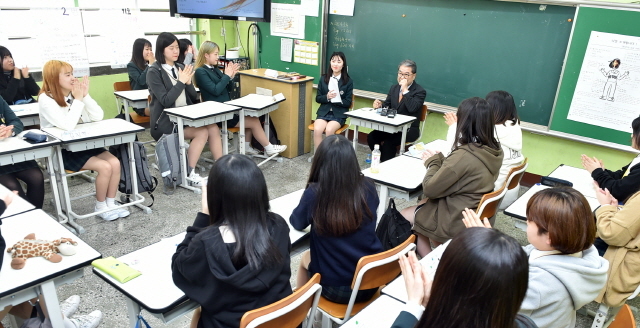 NSP통신-이재정교육감이 의정부여중을 방문해 학생들과 간담회를 갖고 있다. (경기도교육청)