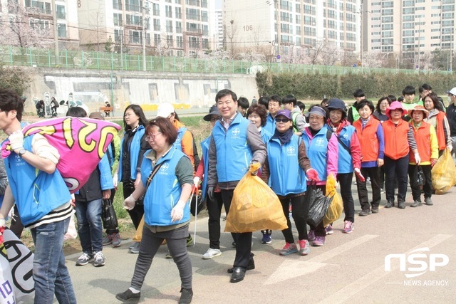 NSP통신-광명시 자원봉사자들이 목감천 정화 활동을 하고 있다. (박승봉 기자)