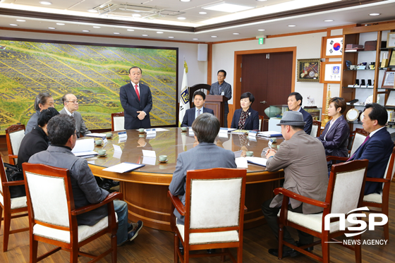 NSP통신-경주시가 지난 달 30일 아트경주 2018 운영위원회 구성과 위촉식을 하고 있다. (경주시)