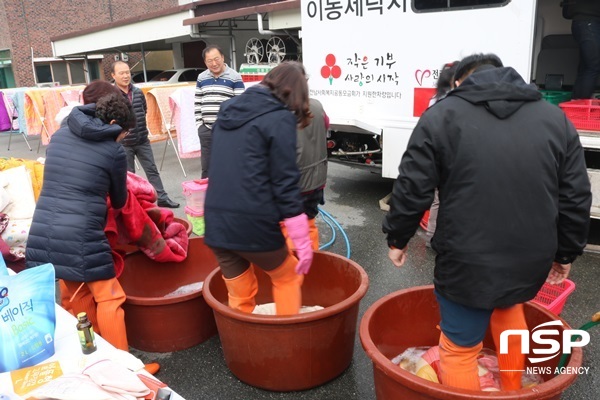 NSP통신-담양군자원봉사센터가 최근 실시한 이불세탁 봉사. (담양군)