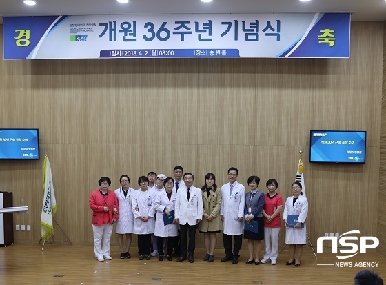 NSP통신-순천향대천안병원은 개원 36주년 기념식을 개최했다. 기념식과 함께 진행된 각종 시상식에서 30년 장기근속 교직원들이 표창 수상 후 기념촬영하고 있다. (순천향대천안병원)