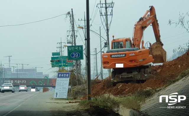 NSP통신-시흥시 39번 국도 확포장 공사 구간에서 포크레인이 황토 흙을 덤프트럭에 퍼 담고 있다. (박승봉 기자)
