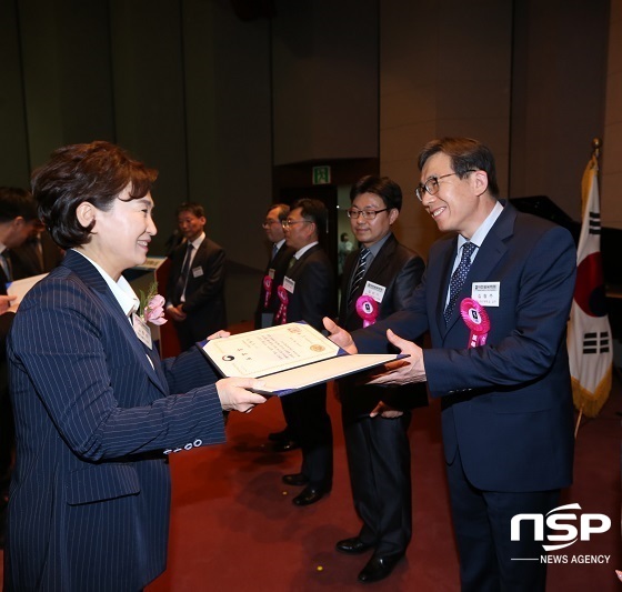 NSP통신-김형주 군산대 교수(오른쪽)가 토목공학 발전에 기여한 공로를 인정받아 김현미 국토교통부 장관으로부터 장관 표창을 수상하고 있다.