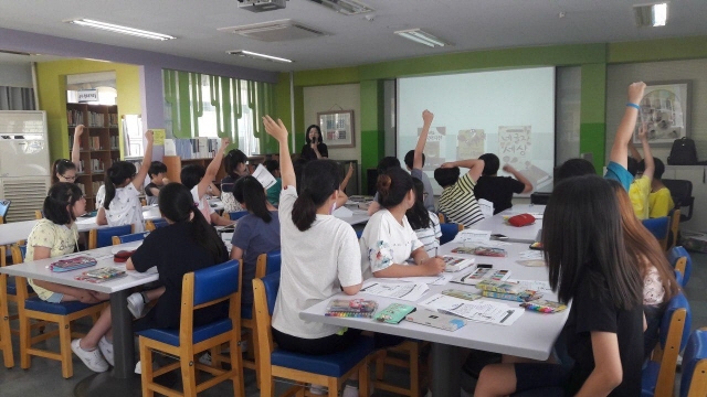 NSP통신-경기중앙교육도서관은 6학년 대상으로 국어교과 연계해 도서관에서 보물찾기 프로그램을 진행하고 있다. (경기도교육청)