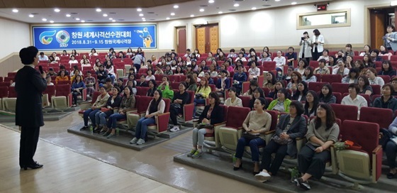 NSP통신-이기숙 이화여대 유아교육과명예교수가 부모의 공감대화법과 양육태도에 대해 학부모들을 대상으로 강의하고 있다. (부영)