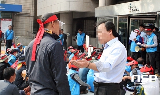 NSP통신-전국건설기계 대구경북 관계자와 경찰이 집회 장소 문제를 마찰을 벌이고 있다. (김덕엽 기자)