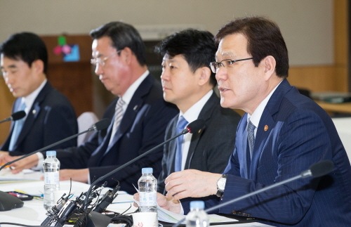 NSP통신-최종구 금융위원장은 4일 서울 중구 세종대로 서민금융진흥원에서 제1차 사회적금융협의회을 열어 사회적금융 활성화 방안 추진상황을 점검하고 애로사항을 청취했다. (금융위원회)