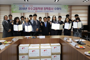 [NSP NEWS Image]한전경기본부 저소득 가정 우수학생 꿈키움 장학증서 전달