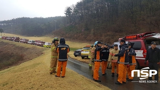 NSP통신-5일 오후 2시 38분 경 경북 칠곡군 가산면 학하리에서 공군 F-15K 전투기가 추락한 가운데 수색을 위해 소방당국이 현장으로 진입하고 있다. (경북칠곡소방서)