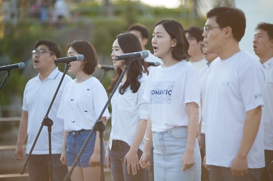 NSP통신-포스코건설 합창 봉사단이 지난해 송도에서 열린 인천시민을 위한 작은 음악회에서 공연을 펼치는 모습. (포스코 건설)