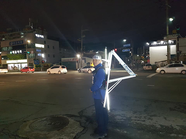 NSP통신-지게를 지고 밤 늦은 시간, 선거운동에 열중하는 채영우 예비후보 (강신윤 기자)