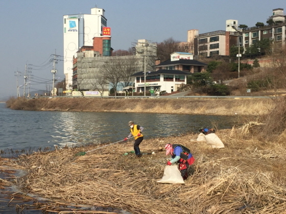 NSP통신-팔당호 청소 모습. (경기도)