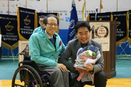 NSP통신-더불어민주당 백군기 시장 예비후보가 6일 2018 전국 척수장애인 축제대회 제10회 어울림 한마당에서 한국척수장애인협회 중앙회(회장 구근회)로부터 감사패를 받았다. (백군기예비후보측)