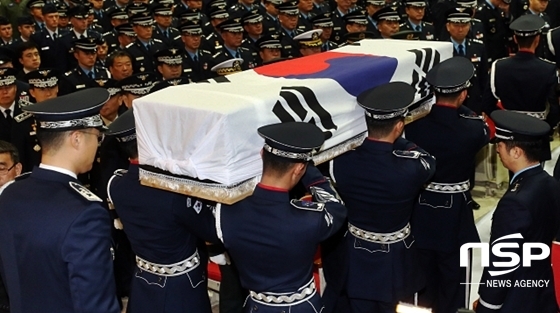 NSP통신-공군 장병들이 대구 군공항 공군 제11전투비행단 F-15K 순직 조종사의 영결식에서 순직 조종사의 유해를 옮기고 있다. (공군 제11전투비행단 제공)