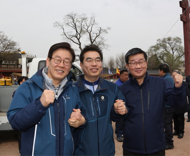 NSP통신-7일 경기노사정 등반대회에서 양기대 경기도지사 예비후보(가운데)와 이재명 예비후보, 전해철 의원이 기념촬영을 하고 있다. (양기대 예비후보측)