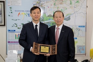 [NSP PHOTO]유석재 국가핵융합연구소장, 군산시 명예시민증 받아