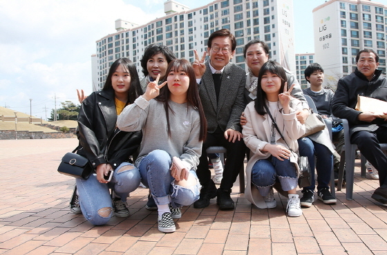 NSP통신-이재명 더불어민주당 경기도지사 예비후보는 7일 오후 경기 평택 이충분수공원에서 열린 평택교육톡톡, 광장에서 놀자 행사에 참석했다. 사진은 청년 학생들과 기념촬영. (명캠프)