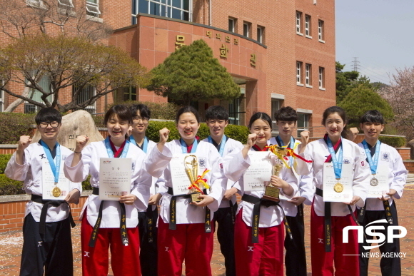 NSP통신-계명문화대학교 생활체육학부 태권도전공 선수들이 상장과 메달을 보이며 활짝 웃고 있다. (계명문화대학교)