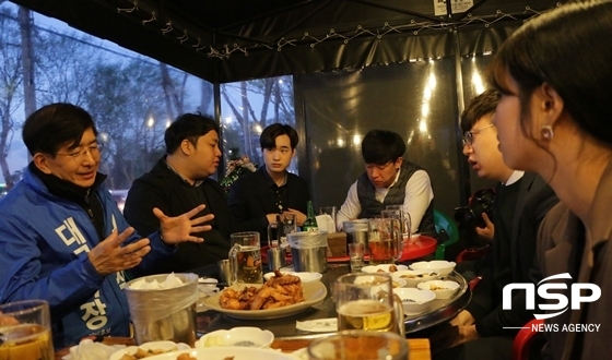 NSP통신-이상식 대구광역시장 예비후보가 지난 7일 수성못에서 열린 지역 청년간담회에서 청년들의 의견을 청취하고 있다. (이상식 후보 제공)