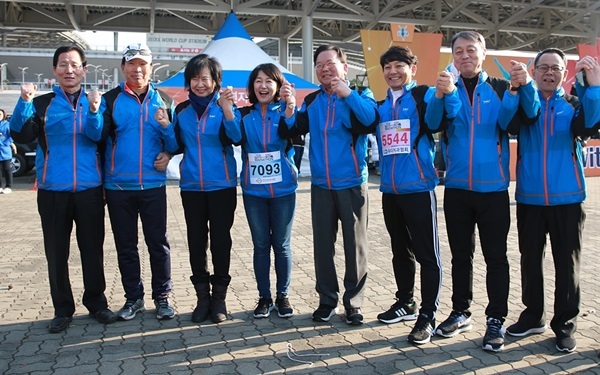 NSP통신-왼쪽부터 박창순 대한민국재향소방동우회 부회장, 권대윤 충북소방본부장, 손혜원 더불어민주당 의원, 이재정 더불어민주당 의원, 김부겸 행정안전부 장관, 진세식 유디치과협회장, 조종묵 소방청 청장, 최인창 119소방안전복지사업단 단장이 2018 영웅마라톤대회를 기념해 사진 촬영을 하고 있다 (유디치과)