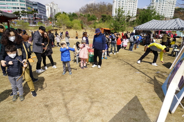 NSP통신-제6회 오산 봄누리 예술축제에서 어린이들이 활쏘기 체험을 하고 있다. (오산시)