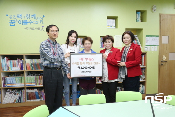 NSP통신-이선빈 회장(왼쪽부터 네번째)과 권경숙 7대 회장(왼쪽부터 다섯번째)이 칠곡경북대병원 관계자들과 함께 후원금을 전달하고 있다. (칠곡경북대병원)