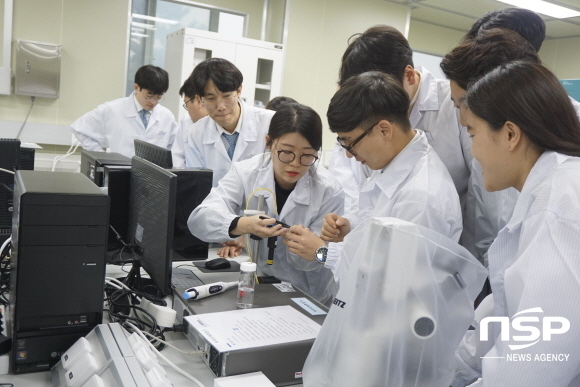 NSP통신-대구가톨릭대 산학협력단 안광학융합기술사업단이 대구‧경북지역 콘택트렌즈 제조업체 직원들을 대상으로 전문교육을 실시하고 있다. (대구가톨릭대)