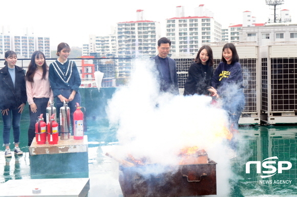 NSP통신-안경광학과 등 보건계열 학생들이 소방 안전교육을 받고 있다. (대구보건대학교)