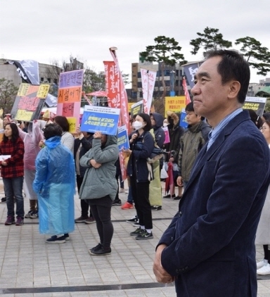 NSP통신-정장선 더불어민주당 평택시장 예비후보가 폐기물 고형연료 소각장 설치 예정지 주민들과 만나 애로사항을 전해 듣고 시민들이 행복한 쾌적한 환경 조성을 위해 노력할 것을 약속했다. (정장선평택시장예비후보측)