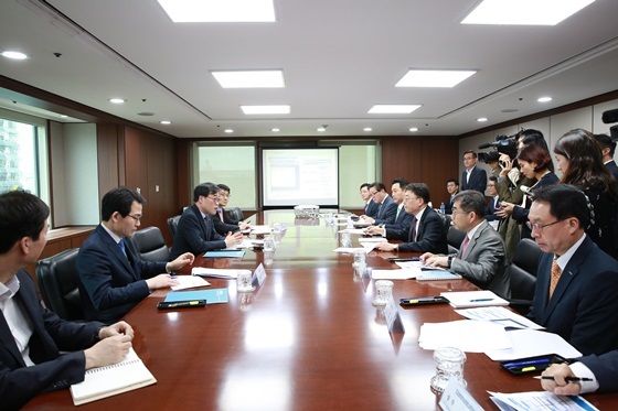 NSP통신-한국투자증권을 방문한 김기식 금감원장이 주식배당과 공매도 시스템을 점검하고 있다. (금감원)