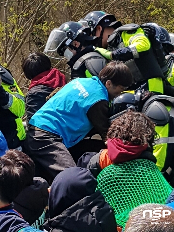 NSP통신-국가인권위원회 관계자가 경찰과 사드 반대 주민들의 부상 방지를 위해 충돌을 제지하고 있다. (소성리 종합 상황실)