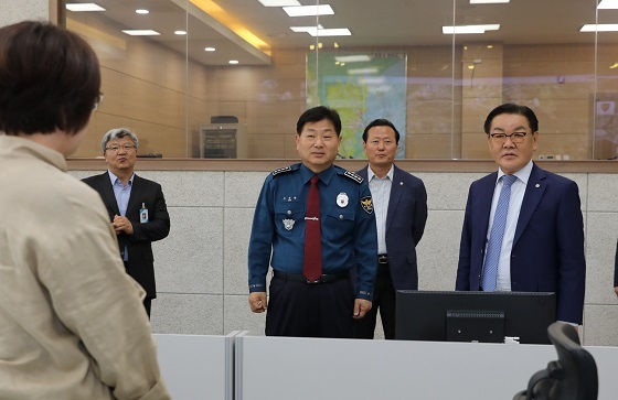 NSP통신-▲최홍묵 계룡시장이 CCTV 통합관제센터를 찾아 관제요원들을 격려했다. (계룡시)