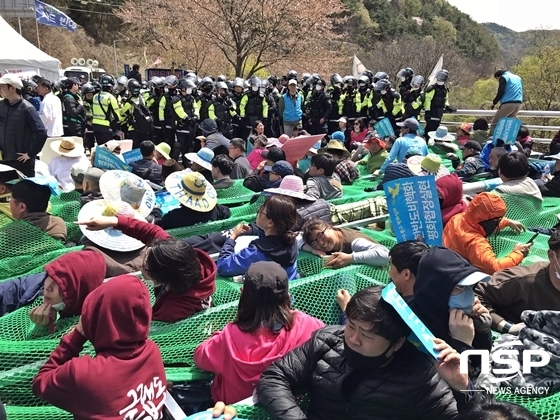 NSP통신-경북 성주 사드 반대 단체와 경찰이 공사장비 반입 문제를 두고 대치를 벌이고 있다. (소성리 종합 상황실)