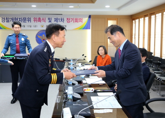 NSP통신-13일 경찰개혁자문위원회 위촉식 및 정기회의에서 이기창 청장이 위촉장을 수여하고 있다. (경기남부지방경찰청)